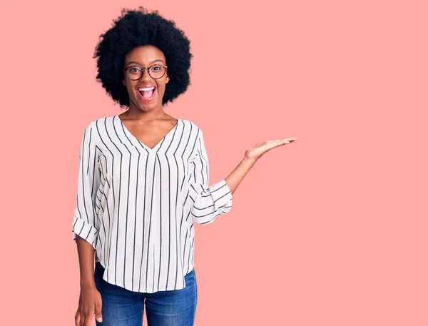 Giovane Donna Afroamericana Indossa Abiti Casual Occhiali Sorridenti Allegro Presentazione — Foto Stock