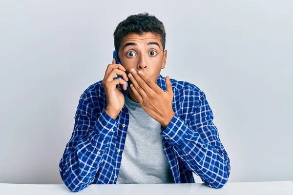 Genç Yakışıklı Afro Amerikalı Bir Adam Akıllı Telefondan Konuşuyor Ağzını — Stok fotoğraf