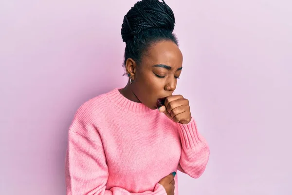 穿着休闲地冬季毛衣的年轻非洲裔美国女人感觉不适 咳嗽是感冒或支气管炎的症状 保健概念 — 图库照片