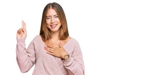 Hermosa Mujer Rubia Vistiendo Suéter Rosa Invierno Casual Sonriendo Jurando —  Fotos de Stock