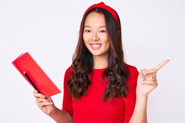 Giovane Bella Ragazza Cinese Tenendo Libro Sorridente Felice Indicando Con — Foto Stock