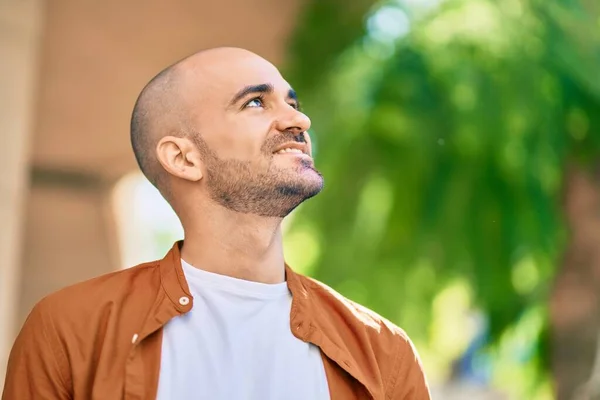 Jovem Hispânico Careca Homem Sorrindo Feliz Cidade — Fotografia de Stock