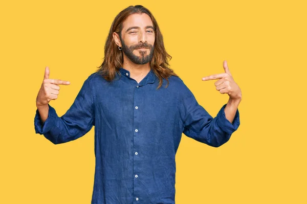 Uomo Attraente Con Capelli Lunghi Barba Indossa Abiti Casual Guardando — Foto Stock