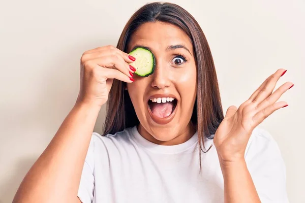 Joven Mujer Morena Hermosa Sosteniendo Rebanada Pepino Celebrando Logro Con — Foto de Stock