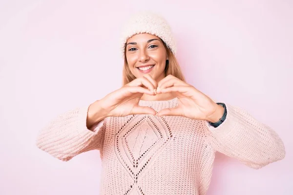 Mujer Morena Joven Con Sombrero Invierno Suéter Sonriendo Amor Haciendo — Foto de Stock