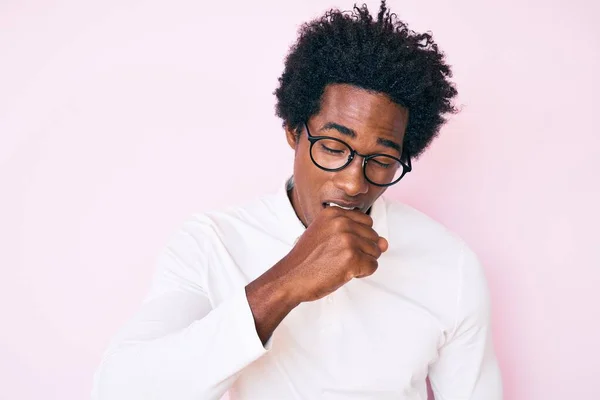 Красивый Африканский Американец Афроволосами Деловой Рубашке Очках Чувствует Себя Нездоровым — стоковое фото