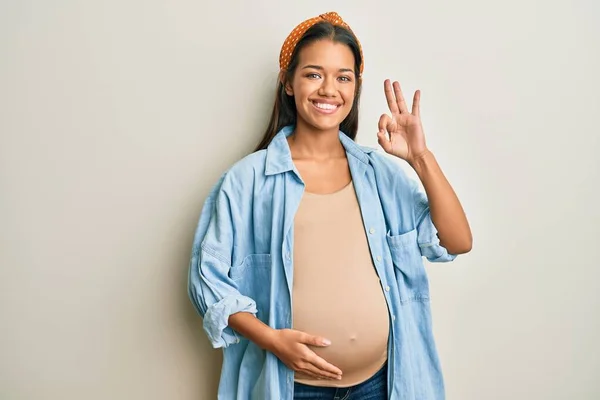 Krásná Hispánská Žena Čeká Dítě Dotýká Těhotného Břicha Pozitivním Úsměvem — Stock fotografie