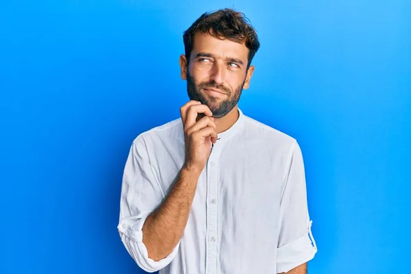 Homem Bonito Com Barba Vestindo Camisa Elegante Pensando Concentrou Sobre — Fotografia de Stock