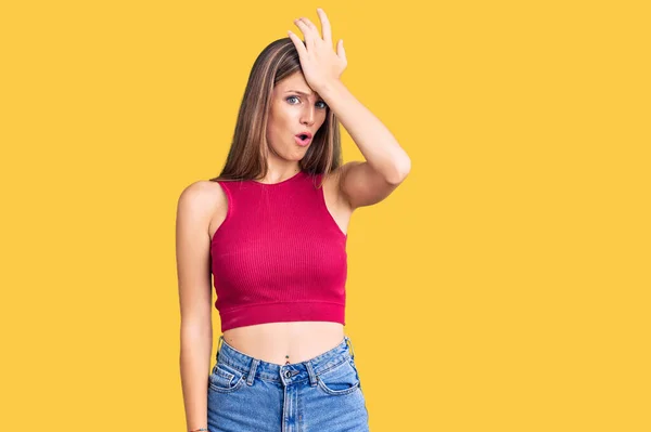 Jovem Mulher Loira Bonita Vestindo Camisa Verão Elegante Surpreso Com — Fotografia de Stock