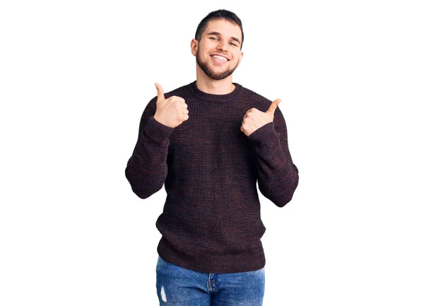 격식없는 스웨터를 성공의 표시로 손으로 긍정적 몸짓을 손가락으로 웃으며 활기찬 — 스톡 사진