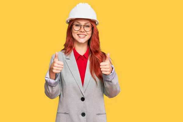 Genç Kızıl Saçlı Kadın Mimar Şapkalı Başarı Işareti Takıyor Elleriyle — Stok fotoğraf