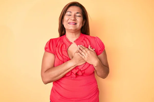 Brünette Spanierin Mittleren Alters Sommerkleid Mit Lächelnden Händen Auf Der — Stockfoto