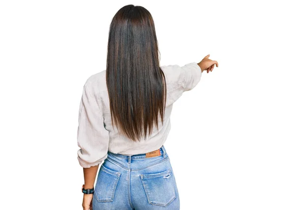 Jovem Bela Menina Hispânica Vestindo Roupas Casuais Posando Para Trás — Fotografia de Stock