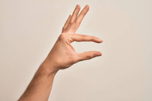 白人年轻人的手 用手指在孤立的白色背景上表现出来 拿起看不见的东西 用手指握住物体 展示出空间 — 图库照片