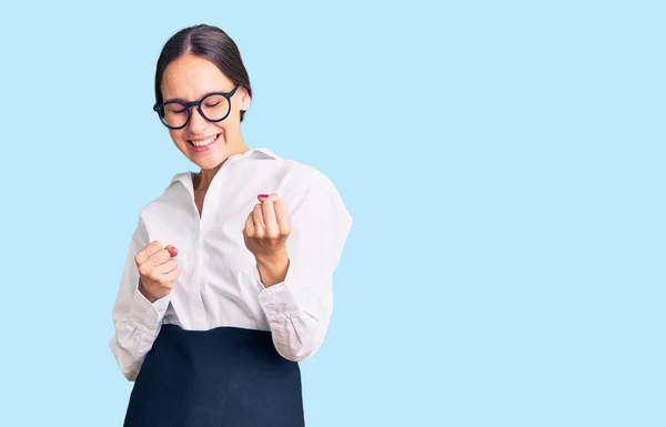 Beautiful Brunette Young Woman Wearing Professional Waitress Apron Celebrating Surprised — 图库照片