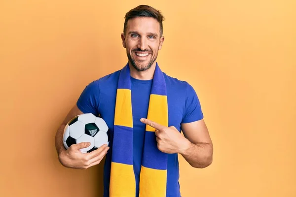 Hombre Guapo Con Barba Fútbol Hooligan Juego Animar Celebración Bola — Foto de Stock