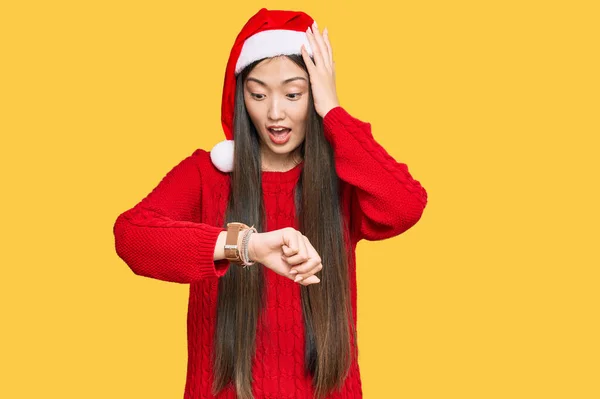 Jovem Chinesa Usando Chapéu Natal Olhando Para Relógio Tempo Preocupado — Fotografia de Stock