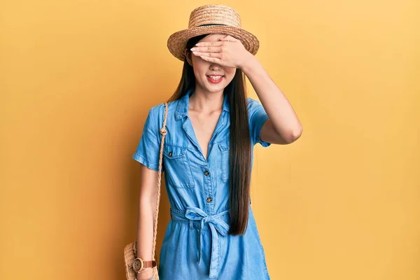 Jonge Chinese Vrouw Met Zomerhoed Lachend Lachend Met Hand Het — Stockfoto