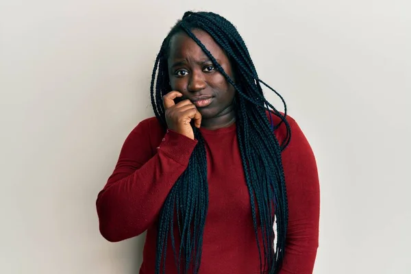 Jeune Femme Noire Avec Des Tresses Portant Des Vêtements Décontractés — Photo