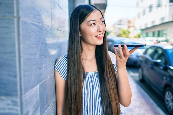 Jeune Femme Chinoise Souriante Heureuse Parlant Sur Smartphone Rue Ville — Photo