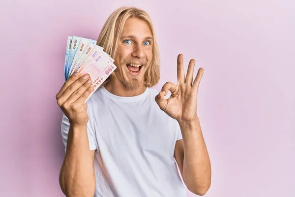 Hombre Joven Caucásico Con Pelo Largo Sosteniendo Nuevos Billetes Dólares —  Fotos de Stock