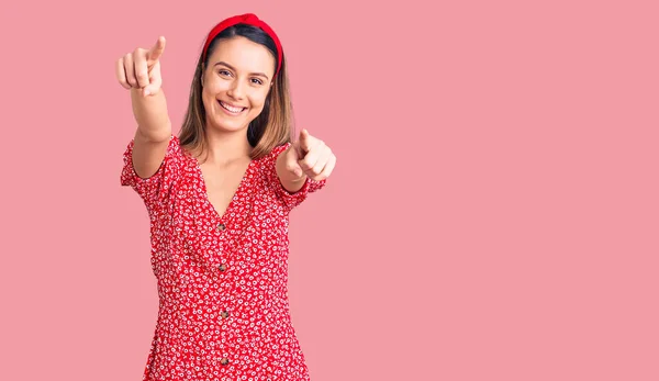 Menina Bonita Nova Vestindo Vestido Diadema Apontando Para Você Câmera — Fotografia de Stock