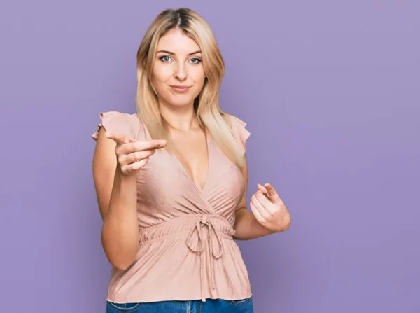 Junge Kaukasische Frau Lässiger Kleidung Die Mit Dem Finger Die — Stockfoto