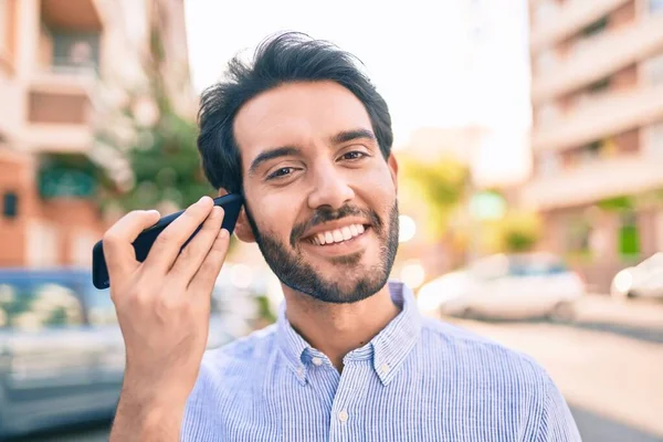 Mladý Hispánec Muž Usměvavý Šťastný Poslech Audio Zprávy Pomocí Smartphone — Stock fotografie