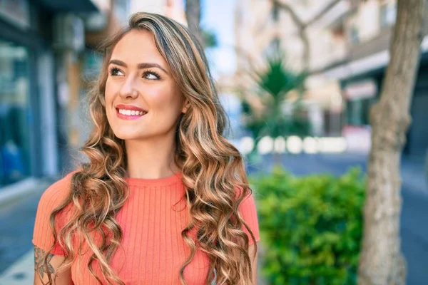 Joven Chica Rubia Sonriendo Feliz Caminando Ciudad — Foto de Stock