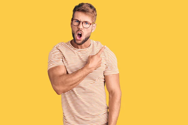 Joven Hombre Caucásico Con Ropa Casual Gafas Sorprendidas Señalando Con — Foto de Stock