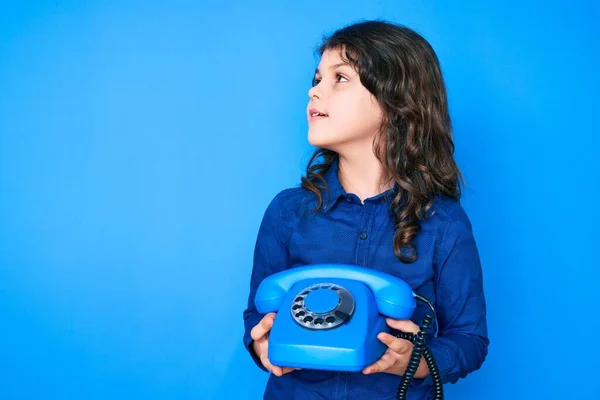 Leuke Latijns Amerikaanse Jongen Met Lang Haar Houden Vintage Telefoon — Stockfoto