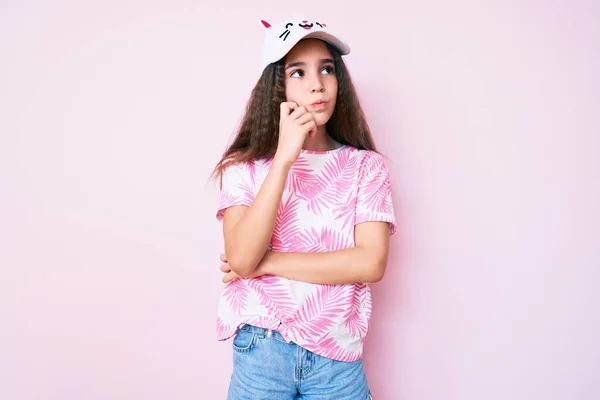 Linda Niña Hispana Vistiendo Ropa Casual Divertida Gorra Gatito Cara —  Fotos de Stock