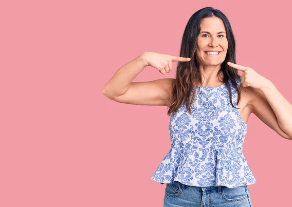 Mulher Morena Bonita Nova Vestindo Shirt Casual Sorrindo Alegre Mostrando — Fotografia de Stock