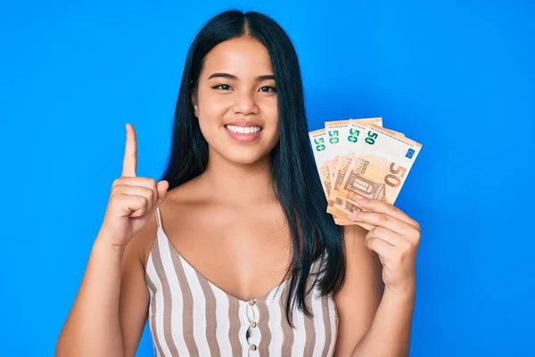 Jovem Bela Menina Asiática Segurando Notas Euro Sorrindo Com Uma — Fotografia de Stock