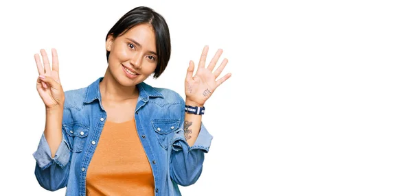 Jonge Mooie Latijns Amerikaanse Vrouw Met Kort Haar Casual Spijkerjasje — Stockfoto