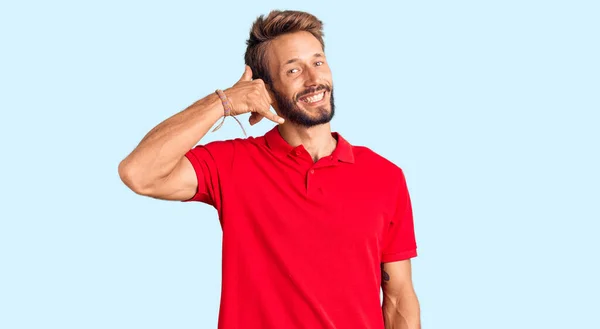 Bonito Loiro Com Barba Vestindo Roupas Casuais Sorrindo Fazendo Gesto — Fotografia de Stock