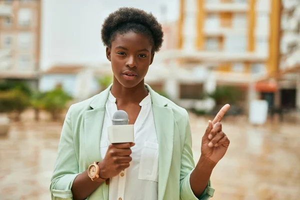 Junge Afrikanisch Amerikanische Reporterin Mit Entspanntem Gesichtsausdruck Mikrofon Der Stadt — Stockfoto