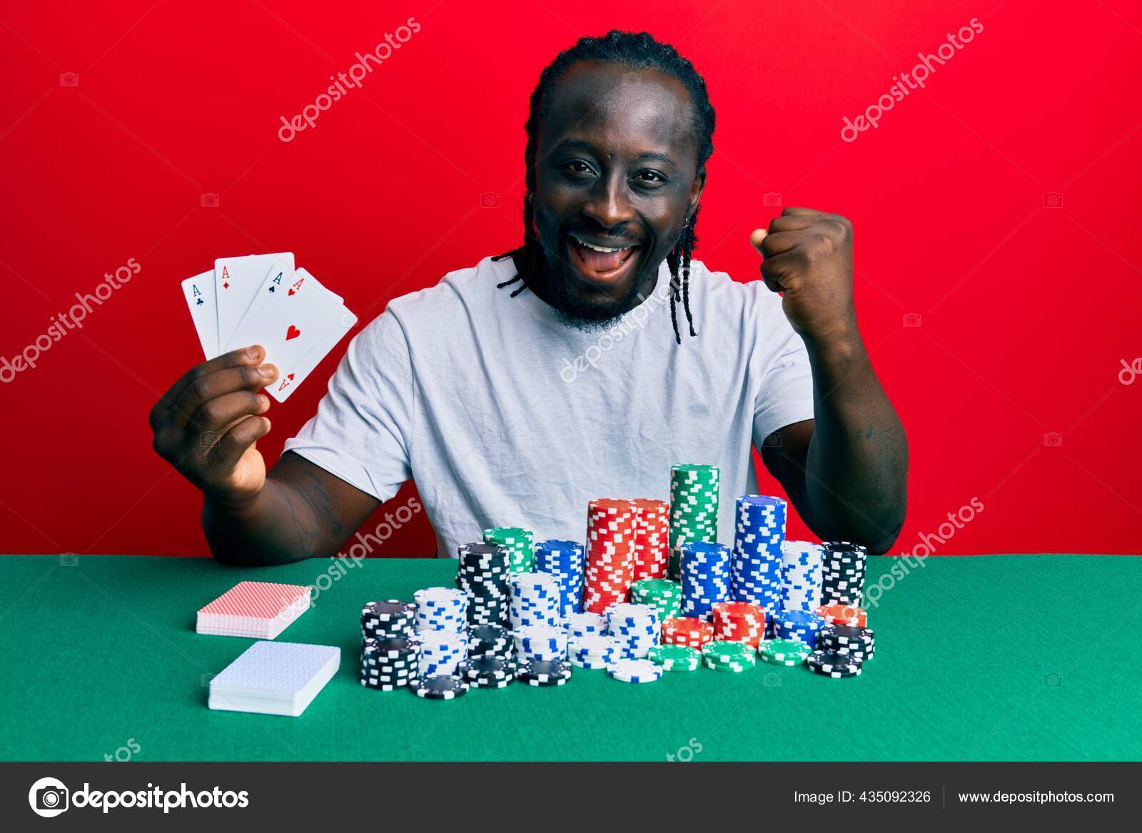 Bonito Jovem Negro Jogando Poker Segurando Cartas Gritando Orgulhoso  Celebrando — Foto © Krakenimages.com #435092326, image size:1600x1167