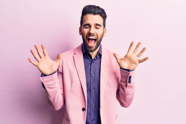 Sakallı, zarif ceketli, çılgın ve başarıyı kutlayan genç yakışıklı bir adam. Kollarını kaldırmış, gözlerini kapatmış heyecanlı çığlıklar atıyordu. Kazanan konsept 