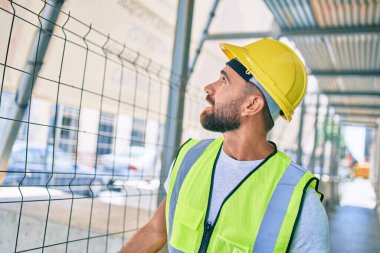 Genç İspanyol işçiler gülümsüyor. Şehrin caddesinde mutlu bir şekilde yürüyor.