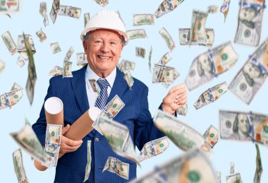 Yaşlı, gri saçlı, mimar şapkalı, elinde planları olan, mutlu bir şekilde gülümseyen, el ve parmak uçlarında gezen bir adam.