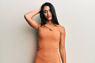 Yazlık elbise giyen güzel İspanyol kadın soru sormayı merak ediyor. Şüpheyle kararsız, kafa kafaya düşünerek. Düşünceli kavram. 