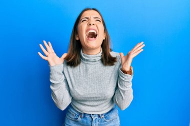 Balıkçı yaka kazak giyen genç ve güzel bir kadın başarının çılgınlığını kutluyor. Kollarını kaldırmış, gözlerini kapatmış heyecanlı çığlıklar atıyor. Kazanan konsept 