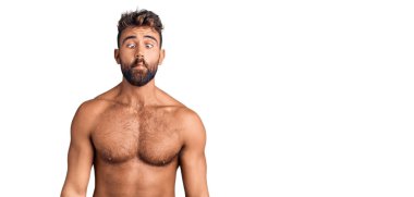 Mayo giyen genç İspanyol adam dudaklarıyla balık suratı yapıyor, çılgınca ve komik bir jest. Komik ifade. 