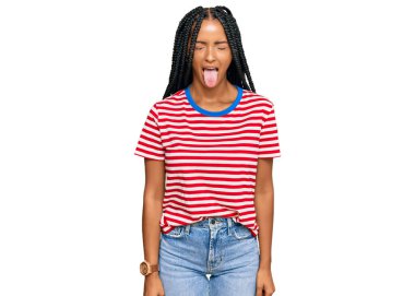 Gündelik kıyafetler giyen güzel İspanyol kadın komik bir ifadeyle dilini dışarı çıkartıyor. duygu kavramı. 