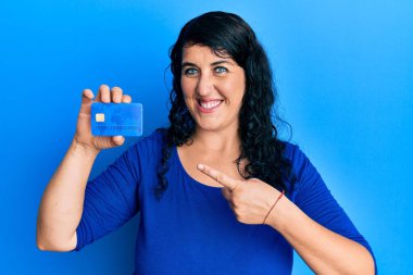 Ayrıca elinde kredi kartı tutan esmer bir kadın mutlu bir şekilde elini ve parmağını gösteriyor. 