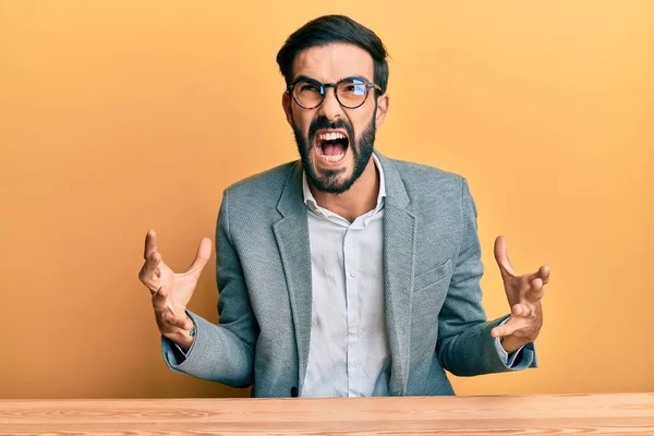 Giovane Uomo Ispanico Che Lavora Ufficio Pazzo Pazzo Urlando Urlando — Foto Stock