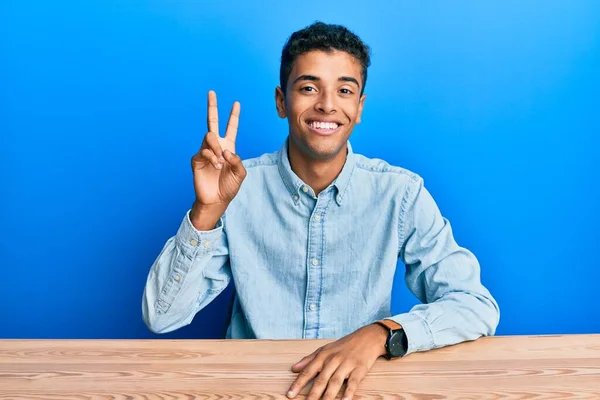 Ung Vacker Afrikansk Amerikan Man Bär Casual Kläder Sitter Bordet — Stockfoto