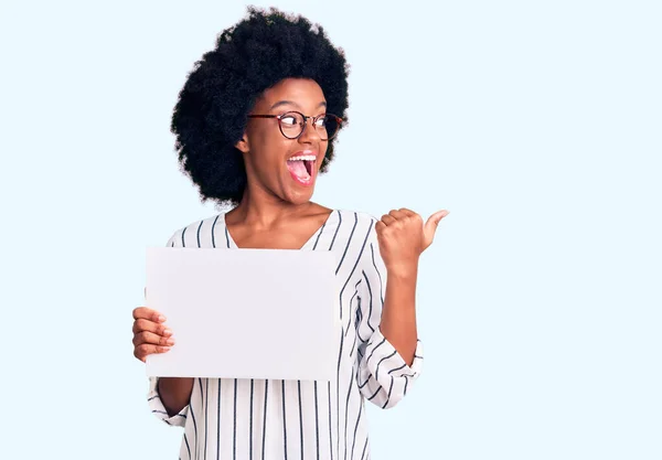 Genç Afro Amerikalı Kadın Elinde Boş Bir Kağıt Tutarak Başparmağını — Stok fotoğraf
