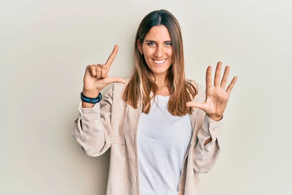 Brunetka Młoda Kobieta Luźnych Ubraniach Pokazuje Wskazuje Palcem Numer Siedem — Zdjęcie stockowe